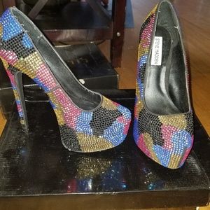 Women's shoes in varies sizes.